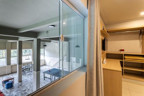 a kitchen and living room with glass walls at Recanto de Moriá in Penedo