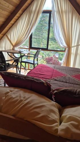 เตียงในห้องที่ Cabañas ALPINAS