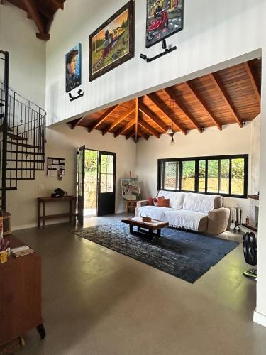 a living room with a white couch and a table at Casa campo moderna e confortável in Itatiba