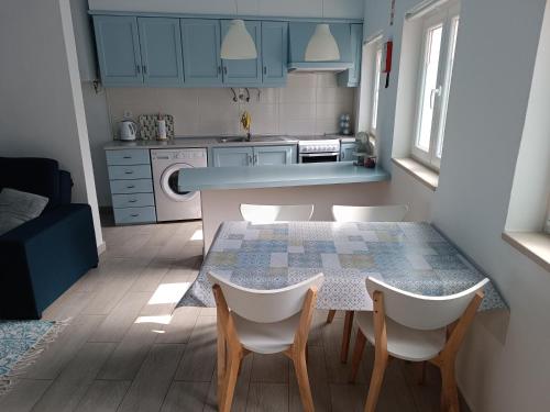 a kitchen with a table and chairs in a room at Casa Pelourinho in Silves