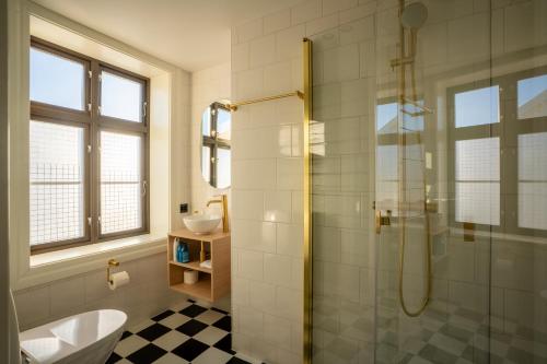 ein Badezimmer mit Dusche, Toilette und Waschbecken in der Unterkunft Bakerigården in Lillesand