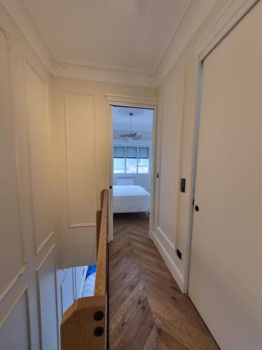 a hallway with a door leading to a bedroom at Appartement duplex Granville in Granville