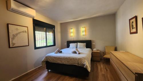 a bedroom with a bed and a window at Chalet a 500m del mar in Altea