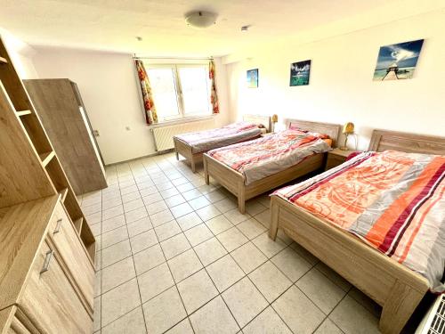 a bedroom with two beds and a window at Apartment mit 4 Betten in Karben