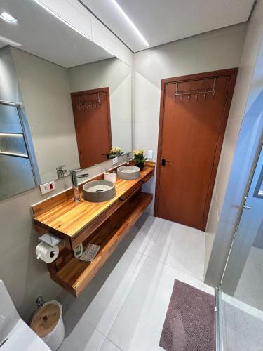 a bathroom with two sinks and a large mirror at Casa campo moderna e confortável in Itatiba