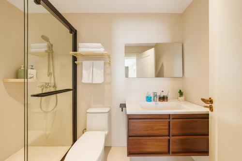 a bathroom with a toilet and a sink and a shower at Boyi Apartment - Shanghai National Convention and Exhibition Center Branch in Shanghai