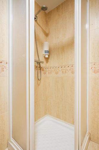 a shower with a glass door in a bathroom at Apartamentos Capricho del Mar in Torremolinos