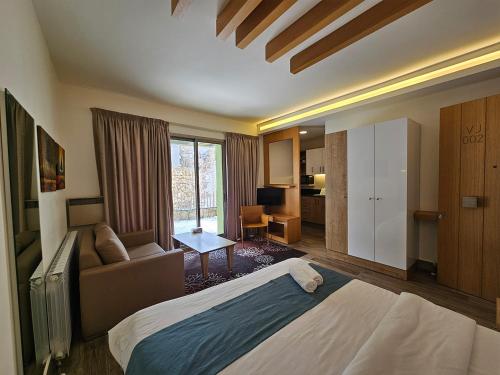 ein Schlafzimmer mit einem großen Bett und ein Wohnzimmer in der Unterkunft Villajohn in Ad Dā‘ūq