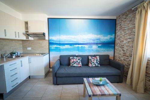 a living room with a couch and a kitchen at Edificio Prieto VIV 4 in Puerto del Rosario