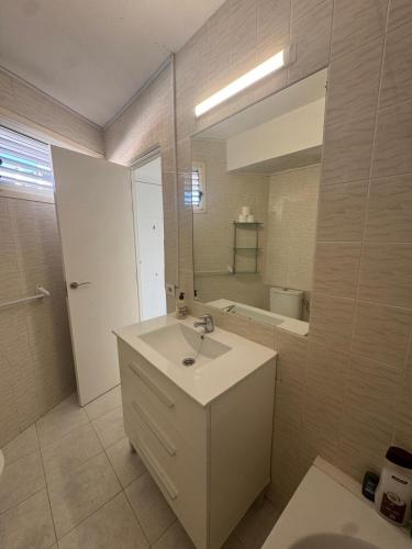 a bathroom with a sink and a mirror at Casa climatizada in Playa Fañabe