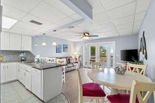 Gulf-Front Surf Club Condo 2BR, Spacious Balcony, Peaceful East End Beach Access photo 12