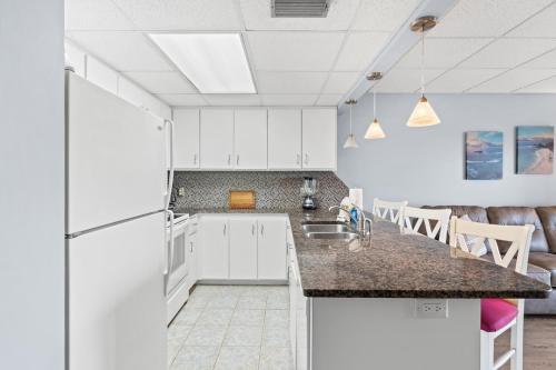 Gulf-Front Surf Club Condo 2BR, Spacious Balcony, Peaceful East End Beach Access photo 10