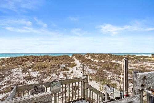 Gulf-Front Surf Club Condo 2BR, Spacious Balcony, Peaceful East End Beach Access photo 8