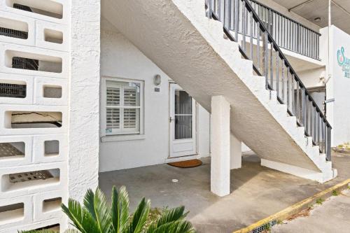 Gulf-Front Surf Club Condo 2BR, Spacious Balcony, Peaceful East End Beach Access photo 4