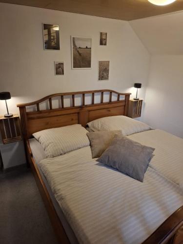 a bed with two pillows on it in a bedroom at Ferienwohnung Zeit für Meer in Kruså