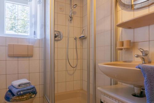 a bathroom with a shower and a sink at Haus Wörle- Ferienwohnung "Hahle" in Musau