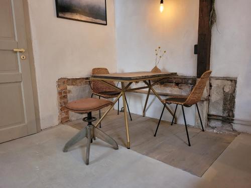 a table and two chairs in a room at Kranich in Ueckermünde