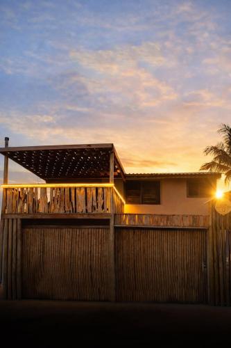 a house with a wooden fence in front of it at SP Hospedagem Canoa Quebrada in Canoa Quebrada