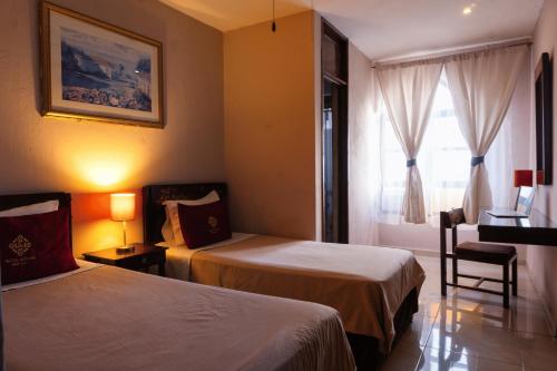 Giường trong phòng chung tại Hotel Aztlan