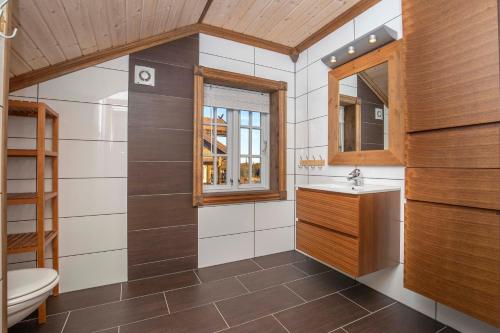 a bathroom with a sink and a mirror at Rauland, Listaullii in Torvetjørn