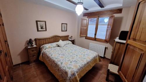 a small bedroom with a bed and a window at Casa rural con terraza en Cabanes - Mar y montaña - Ideal para grupos y familias in Cabanes