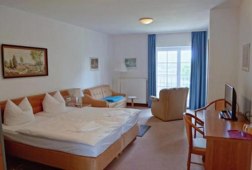 a bedroom with a bed and a living room at Dorotheenhof in Mescherin