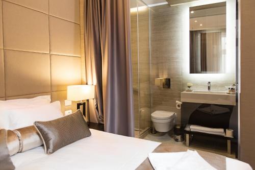 En eller flere senge i et værelse på Dominic Smart & Luxury Suites - Republic Square