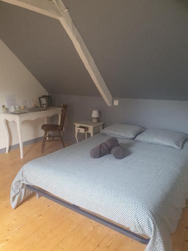 a bedroom with a bed in a attic at Au chat qui pêche in Pléguien
