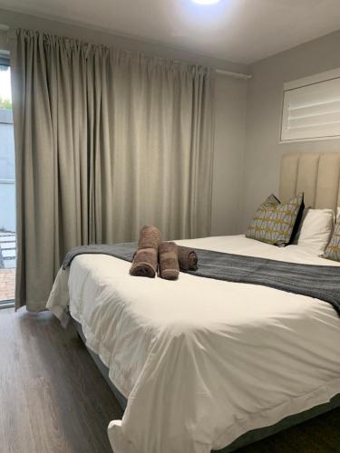 two beds sitting next to each other in a bedroom at Durbanville Self Catering Apartments in Durbanville