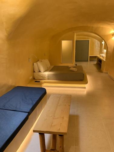 M Residence Santorini Johnnie Cave