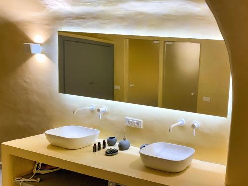 M Residence Santorini Johnnie Cave