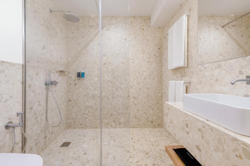ein Badezimmer mit Dusche und Waschbecken in der Unterkunft Hotel Orquidea in Funchal