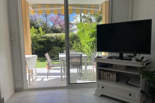 Garden studio 150 m from the beach