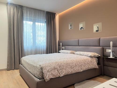 a bedroom with a large bed and a window at Agordo Suite in Agordo