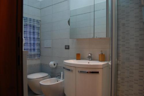 A bathroom at Loft Due Cuori con terrazza