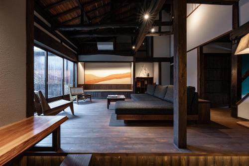 ein Wohnzimmer mit Sofa und Tisch in der Unterkunft kyuuka in Nakatsu