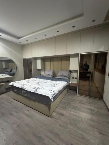 a large bedroom with a large bed in it at black tiger villa in ‘Ezbet `Abd el-Ḥamîd