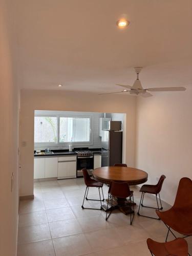a kitchen and dining room with a table and chairs at Casa Iturraspe in Reconquista