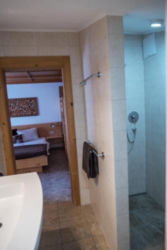 Koupelna v ubytování Appartement Catrin mit Sauna und E-Ladestation