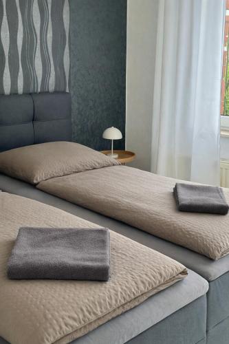 two beds sitting next to each other in a room at Apartment mit Balkon - Nähe CHIO Aachen in Herzogenrath