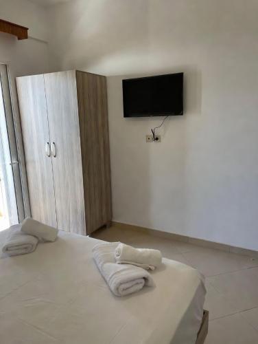 a bedroom with a bed with two towels on it at Kloen Sunset Villa in Sarandë