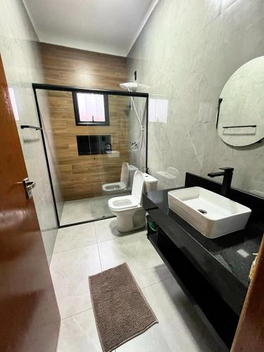 a bathroom with a white toilet and a sink at Casa Centro de Socorro prox a Feira de malhas in Socorro