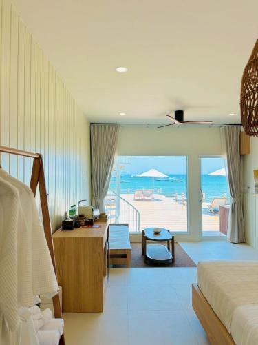 a bedroom with a bed and a view of the beach at BaanRabiangnam kohlarn in Ko Larn
