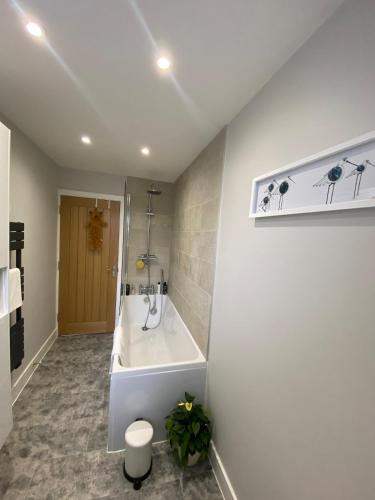 ein Badezimmer mit Badewanne und Waschbecken in der Unterkunft Clauds Close in Hughenden