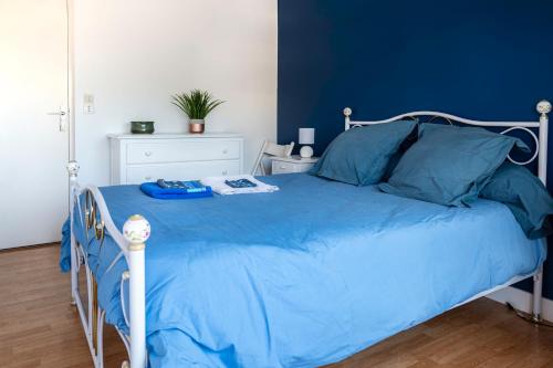 Appartement entièrement rénové avec vue sur le bassin et villa St Yves - Parking privé