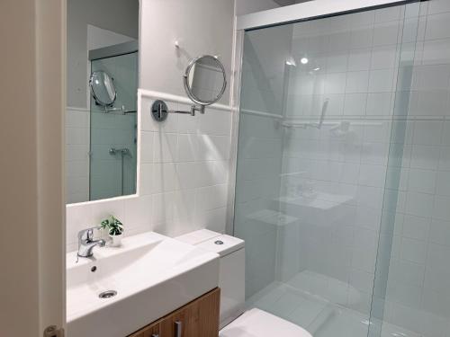 a bathroom with a sink and a glass shower at Smartmonki Sinagoga entre la Catedral y Zocodover in Toledo