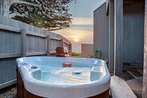 a bath tub sitting on top of a patio at Casa Pelo Mar in Sea Ranch