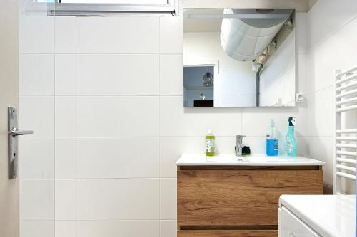Appartement entièrement rénové avec vue sur le bassin et villa St Yves - Parking privé