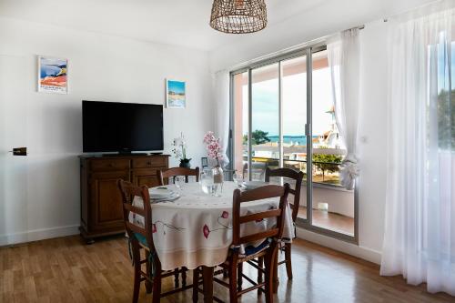 Appartement entièrement rénové avec vue sur le bassin et villa St Yves - Parking privé
