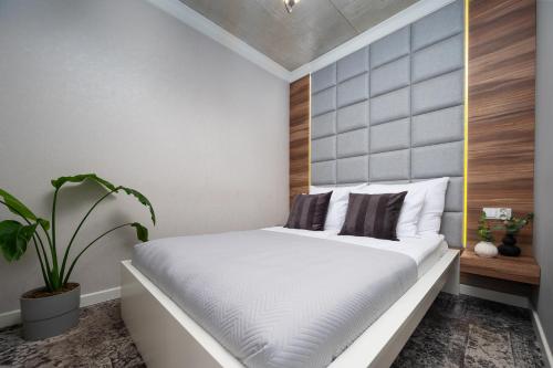 Discover Krakow Apartments - 6 Rakowicka St - Stylish Balcony Apartment with Netflix